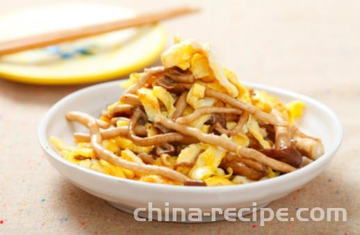 The method of stir frying eggs with tea tree mushrooms