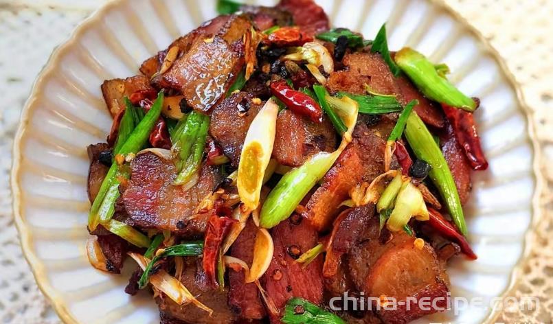 The method of stir frying smoked meat with squeezed Sichuan pepper