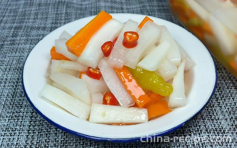 The method of making sour and spicy pickled radish