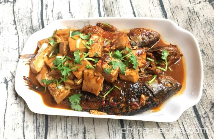 The recipe for braised tofu and crucian carp