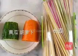 黄瓜胡萝卜盖面的做法图解1