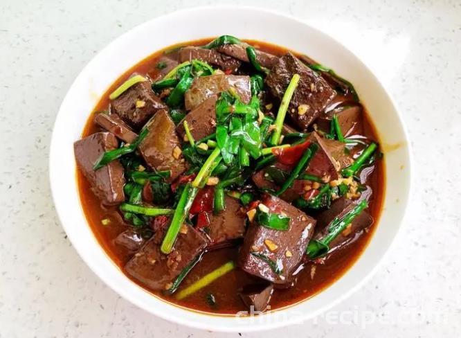 The method of stir frying chives with pig blood