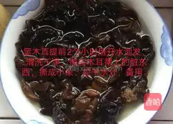 酸辣木耳的做法图解1