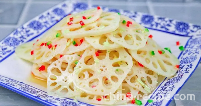 The method of making vinegar soaked lotus root slices