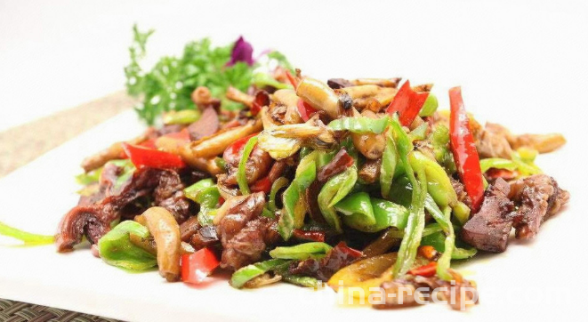 The method of stir frying mixed vegetables with beef