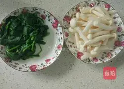 清炒菠菜白玉菇的做法图解2