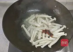 清炒菠菜白玉菇的做法图解4