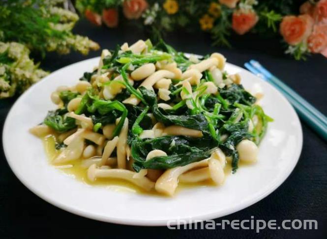 Method for stir frying spinach and white jade mushrooms