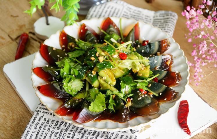 How to mix cucumber with Century egg