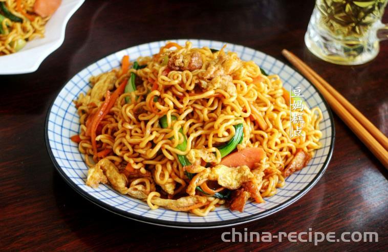 The method of stir frying instant noodles