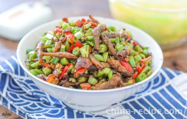 The method of stir frying meat with pumpkin vine