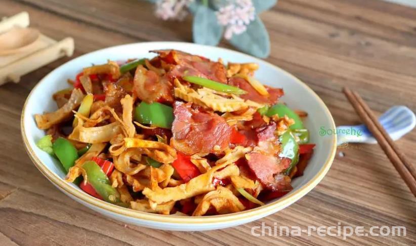 The method of cooking dried bamboo shoots with preserved meat