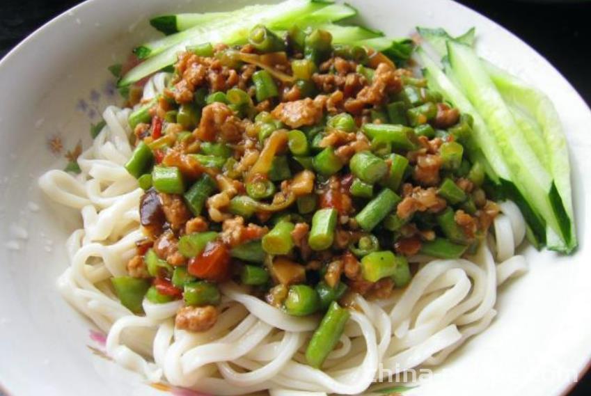 The method of making bean braised noodles