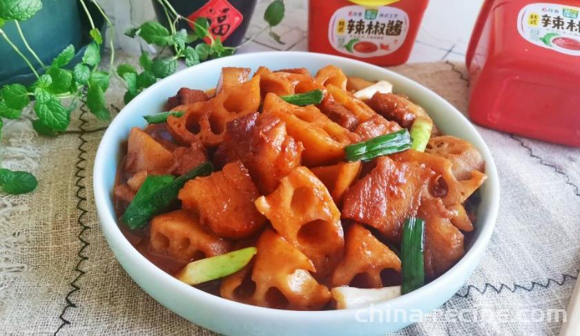 The method of stir frying lotus root with pork belly