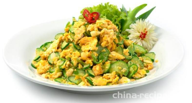 The method of stir frying cucumber and egg