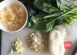 凉拌银耳菠菜粉丝的做法图解1