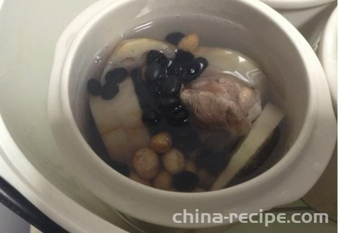 The recipe for black bean mushroom pork rib soup