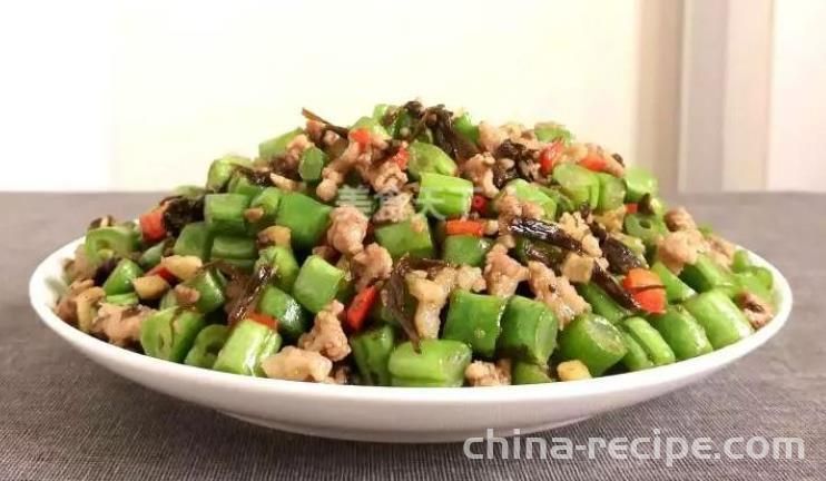 The method of stir frying green beans with minced olive vegetable and minced meat