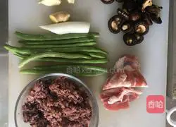 香菇五花肉豆角炒黑米饭的做法图解1