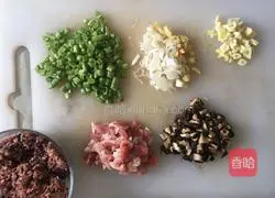 香菇五花肉豆角炒黑米饭的做法图解2