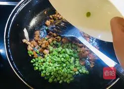 香菇五花肉豆角炒黑米饭的做法图解5