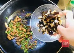 香菇五花肉豆角炒黑米饭的做法图解6