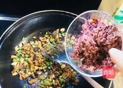 香菇五花肉豆角炒黑米饭的做法图解7