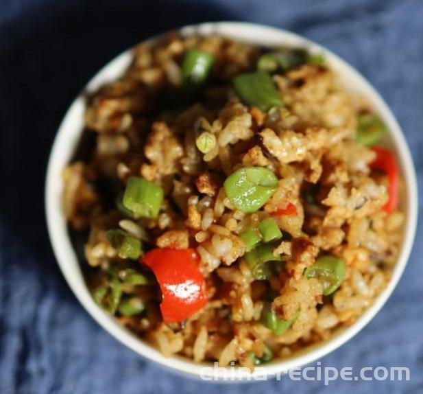 Method for stir frying black rice with shiitake mushrooms, pork belly, and green beans