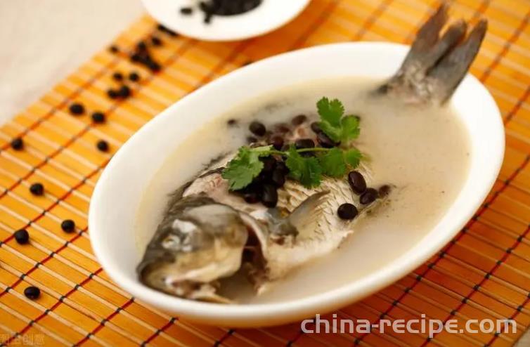 The recipe for black bean and crucian carp soup