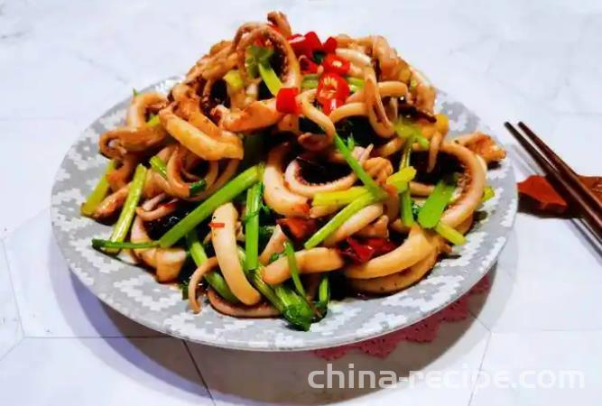 The method of stir frying squid whiskers with chili peppers