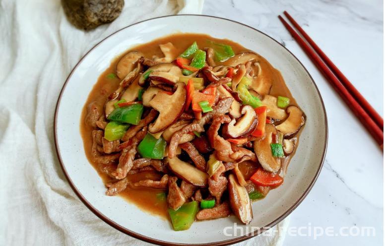 The method of stir frying shredded pork with shiitake mushrooms and flat mushrooms