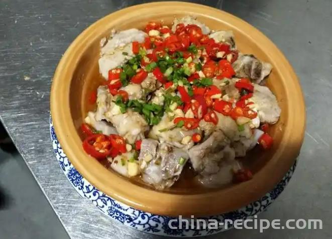 The method of steaming pork ribs with chopped taro and pepper