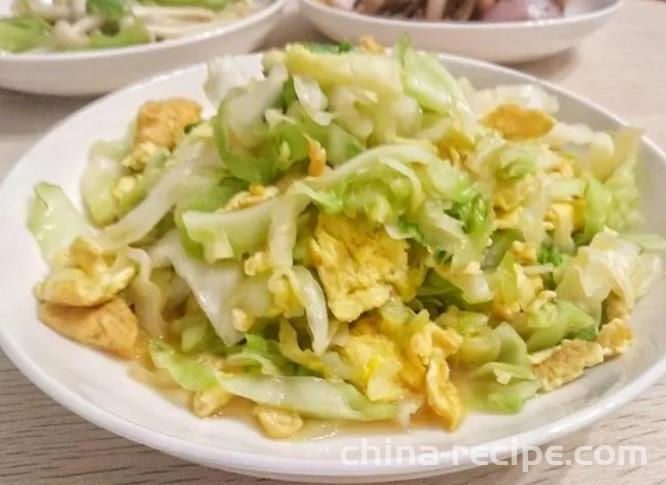 The method of stir frying eggs with cabbage