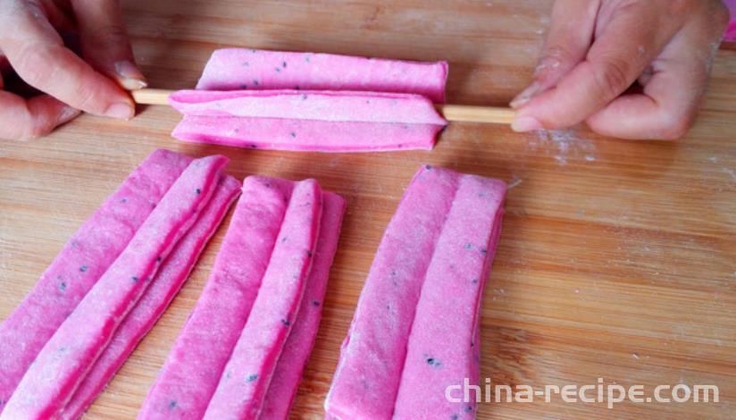 Practice of pitaya deep-fried dough sticks