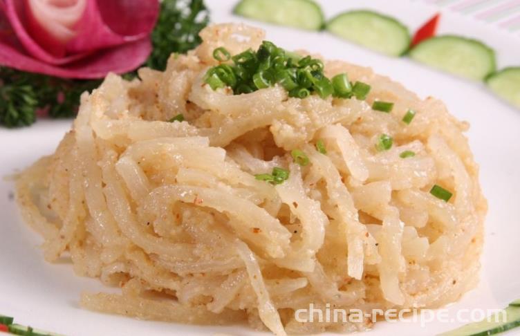 The method of steaming shredded radish with flour