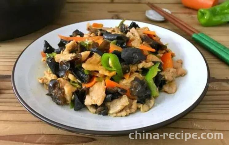 The method of stir frying meat with carrot and fungus