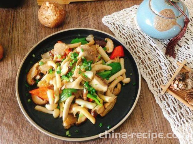 The method of stir frying mixed mushrooms with vegetarian ingredients