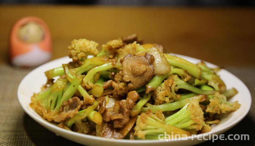 The method of stir frying pork slices with cauliflower