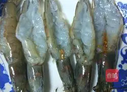 蒜蓉粉丝蒸大虾的做法图解1