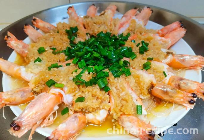 The method of steaming prawns with garlic vermicelli