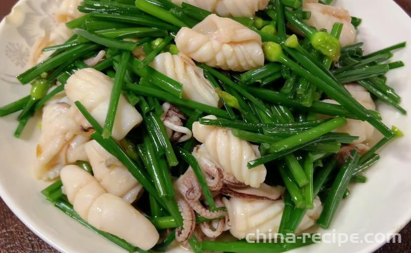 The method of stir frying squid with chives and flowers