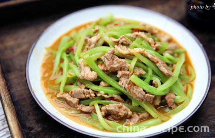 The method of stir frying meat foam with asparagus