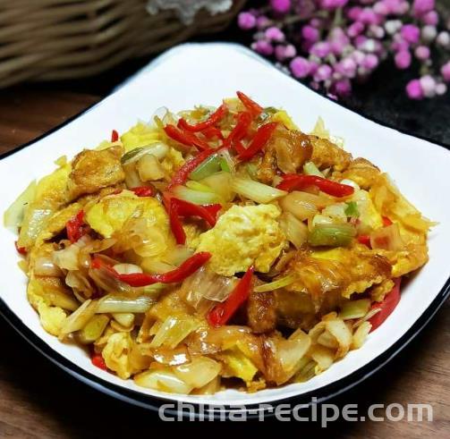 The method of stir frying eggs with sour jiaotou