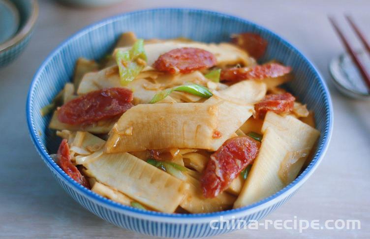 The method of making sausage and bamboo shoots slices