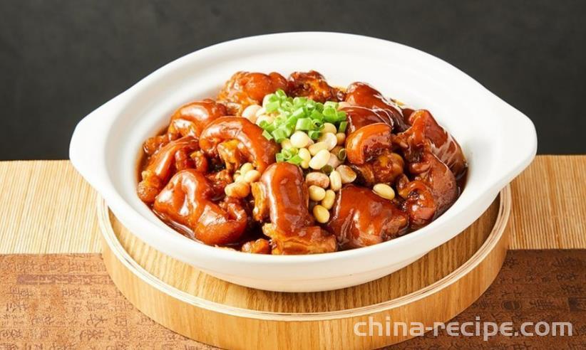 The method of braising pork feet with soybeans