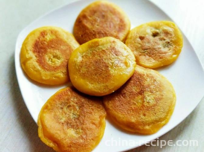 The method of making glutinous rice and sweet potato pancakes