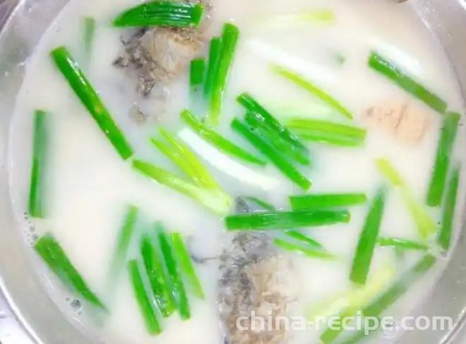 The method of cooking noodle skin with wild crucian carp soup