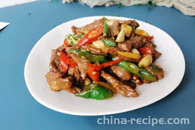 The method of stir frying beef tenderloin with bell pepper and green pepper