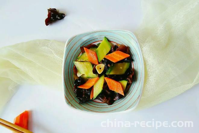 The method of stir frying cucumber and carrot with fungus