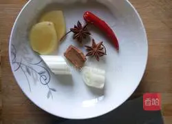 酸菜汆白肉的做法图解1